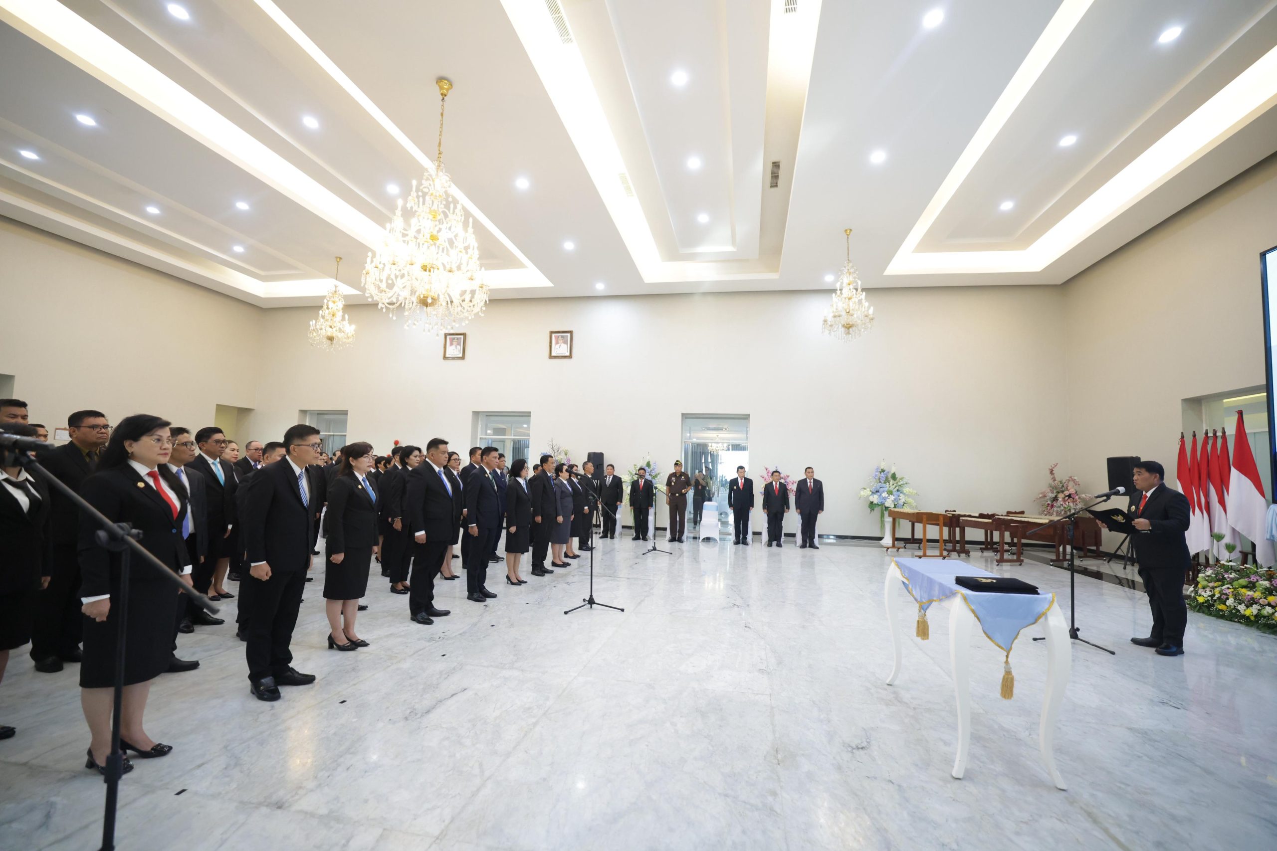 Lantik 62 Pejabat Eselon II, III, dan IV, Gubernur Yulius: Tunjukkan Kinerja Terbaik dan Profesional!