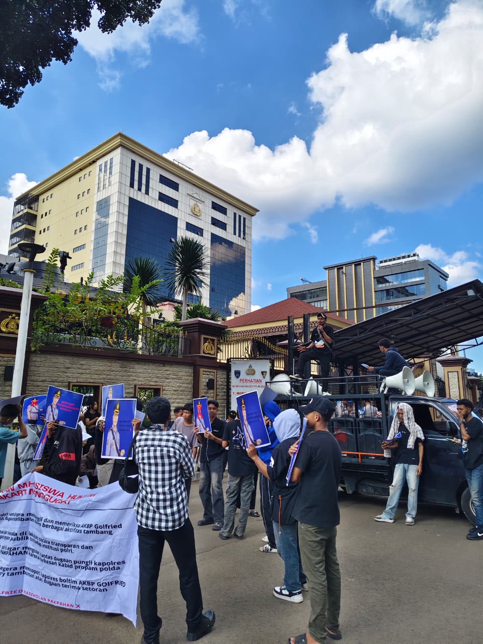 Massa Geruduk Mabes Polri, Copot Kapolres Boltim Jadi Harga Mati